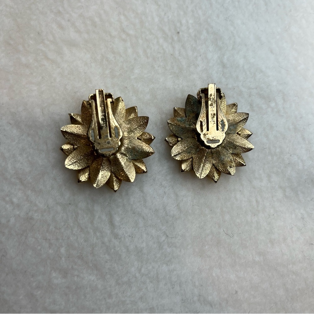 Sarah Coventry "Satin Petals" Signed Gold Tone Brooch & Matching Earrings -1964 - Picture 10 of 13
